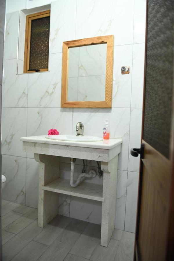 Guesthouse Leo Berat Extérieur photo