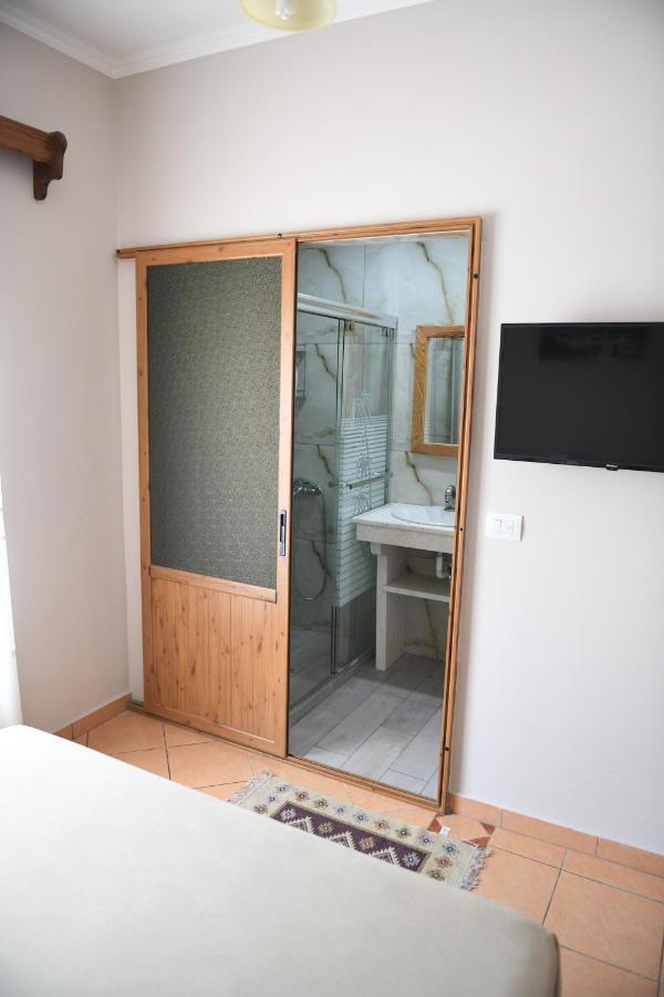 Guesthouse Leo Berat Extérieur photo